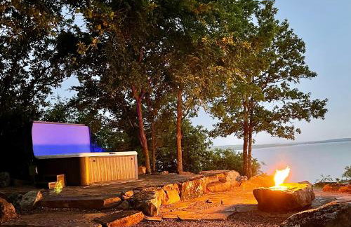 Blufftop Cabin Retreat Hot Tub and Fall Views! - Foto 3