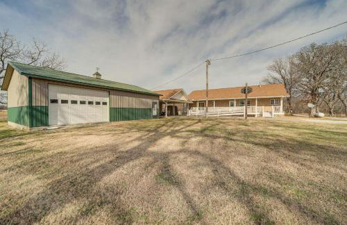 Game Room and Large Yard Vinita Farmhouse! - Foto 27