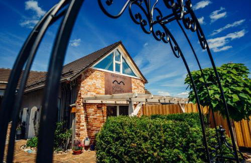 Altes Gewölbe mit Sauna und Whirlpool im Außenbereich - Foto 1