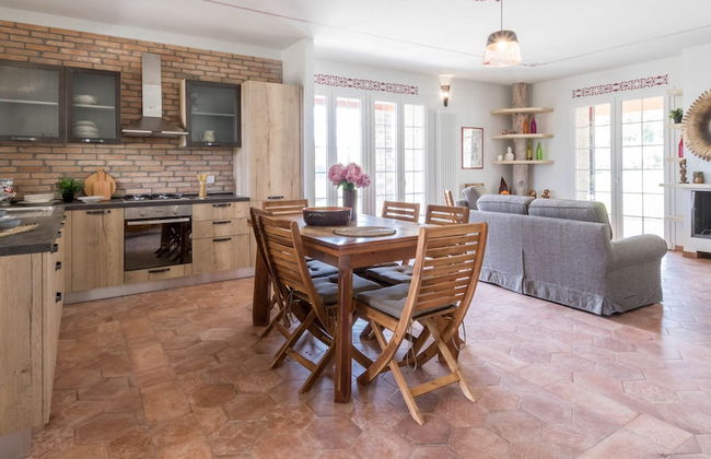 JOIVY Superb Villa For 7 W/Backyard And Bbq Area In Vaccarezza - Foto 15