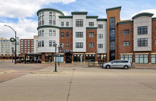 Iowa River Landing steps to Xtream Arena & Coralville Convention Center - Foto 34