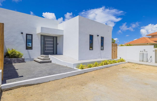 Brand NEW 3BR w Private Pool Walk to Palm Beach - Photo 37