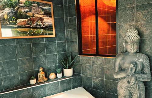 La jungle insolite, SPA, Écran cinéma, Lit à baldaquin king size, day use, 10 min centre - Foto 26