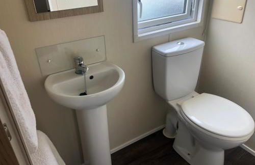 Seaside 2-Bed Caravan Retreat - Sleeps 6 & Parking - Foto 20