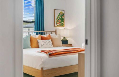 Colorful vibrant Oasis Sleeps 10, 10min to Disney - Photo 25