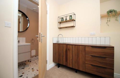 LUXURY 4 Bedroom 4 Ensuite Home in Penarth (Pool Table Games Room & BBQ Garden) with Sea Views - Photo 60