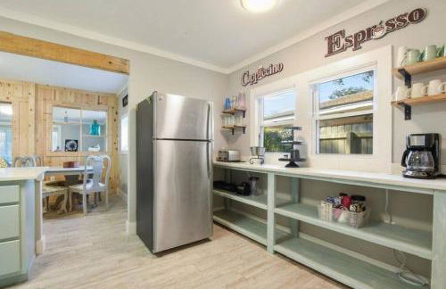 Beautiful Beach House 2 Minute Walk to Sandy Beaches Quiet Area - Foto 7