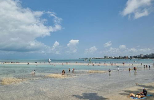 Apê na orla com vista pro mar e limpeza diária - Foto 17