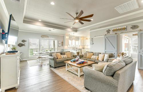 Walk to Shore Crystal Beach Escape with Deck and Bar! - Foto 1