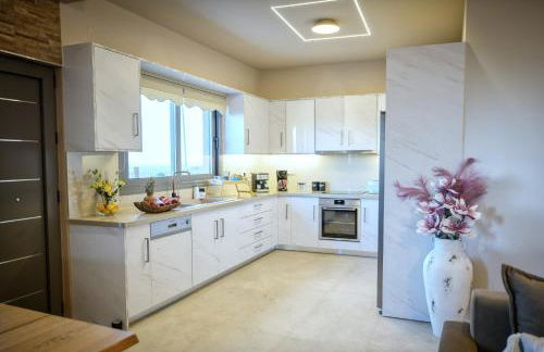 Secluded Luxury Villa w Jacuzzi & Stunning Views - Photo 5