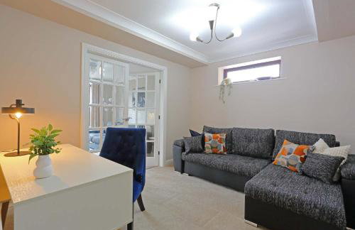 Spacious Dewsbury Home, 8 beds, sleeps 10, Free Parking and Wifi, 3 TVs, Close to motorways - Foto 9