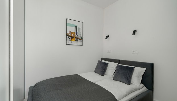 Dark Grey Apartment in Poznan by Renters - Foto 2, Habitación