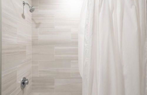 Waterside Retreat: Modern 2BR, Mins to Beach & Apt - Photo 6