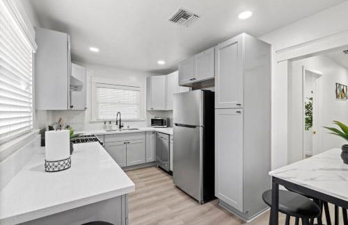 1 mile from the Beach Fire Pit, Patio, Parking! - Foto 13