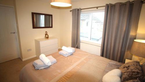 3 Bedroom House - Parking - Wifi - Fully Refurbished Throughout - New Kitchen & Bathroom - Foto 3