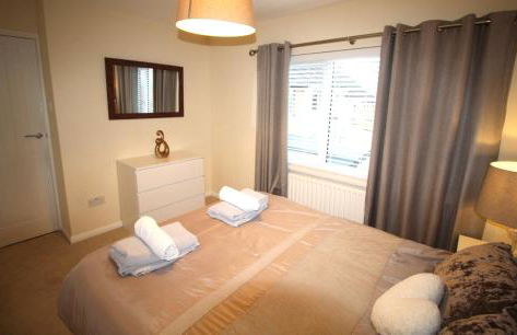 3 Bedroom House - Parking - Wifi - Fully Refurbished Throughout - New Kitchen & Bathroom - Foto 3