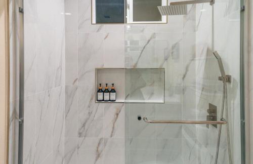 Spacious Disneyland Getaway I Game Room, King Suites & EV Access I Sleeps 14 - Foto 40