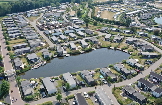 Well-kept Chalet on the Water - Foto 32