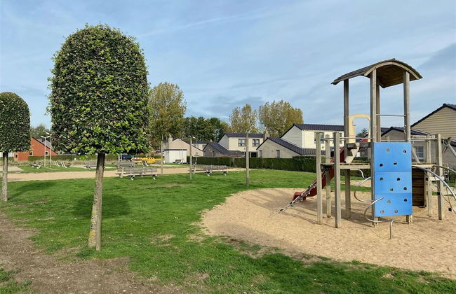 Stylish Westende Getaway - Photo 20