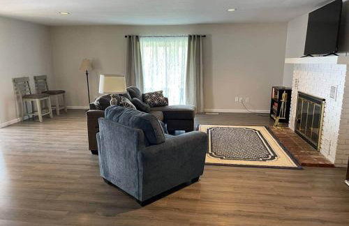 Spacious Cabin Retreat - Sleeps 12 -1hr from STL - Foto 3