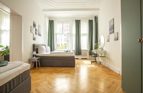 KAISER 02 by ROCKCHAIR Apartments l SUPERHOST Status l 3 Bedrooms Boxspringbeds 2 Bathrooms l Cozy Family & Business Flair 155 sqm 3 Balcony 2nd Floor Elevator up to 10 guests welcomes you! - Foto 61