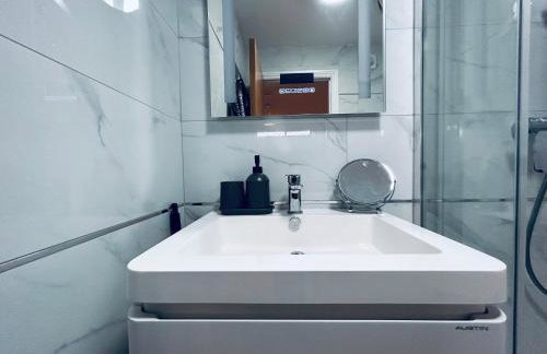 Private 2 Bed Guest House - Van Parking, M25 & A1 connections - Foto 7