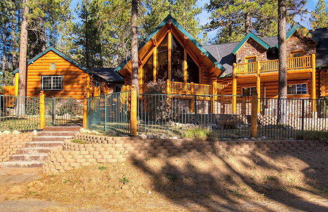 Pinetree Place by Avantstay Group Cabin w/ Hot Tub Minutes to the Lake - Photo 87