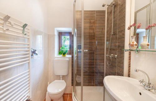 Charming Villa with Private Garden & BBQ - Foto 34