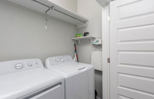 La Querencia on Zinnia w Fast Wifi & Workspace - Photo 2