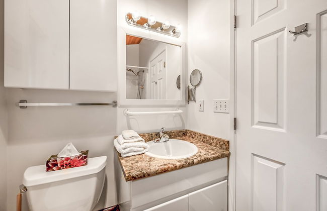 Beautiful Cozy Cabin on Lake Okanagan - Photo 14