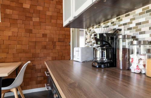 Enchanting 3BR Cottage Close to Downtown - Foto 11