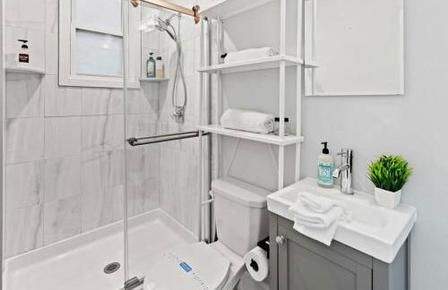 Modern 4BR 2BA Apt Steps to the Beach Open Living - Foto 20