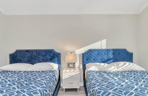 AccessibleGem 3BR Jacuzzi & Air Hockey Sleeps 13 Chinatown - Foto 17