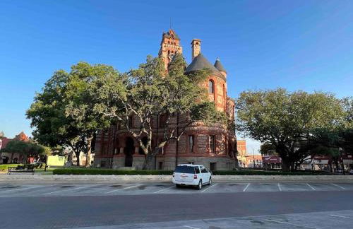 Waxahachie Queen bed, 10 mins 2 DWNT & Medical managed by stay albatross rentals 254-500-2317 - Foto 13