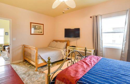 Walk to Crystal Beach! Family Retreat with Deck - Foto 16