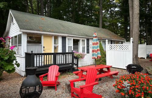 Cottage 11 - Double Queen Beds plus Child Loft w 2 Twins Private Bath & Kitchenette Pets Allowed Fee applies - Photo 3