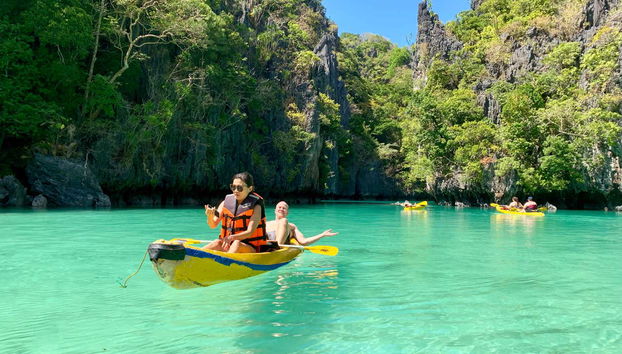 Navegando de caiaque por Small Lagoon