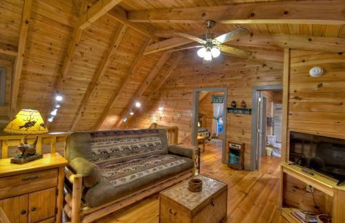 K6 Lodge Gather around the firepit soak in the hot tub and splash in the creek - Foto 31