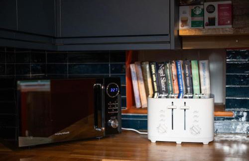 Charming 3BR Cottage Sleeps 8 - 15 Mins to Centre - Foto 36