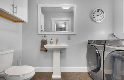 MIDCENTURY MANOR-Hot Tub & 5 Blocks to Town Center - Foto 19