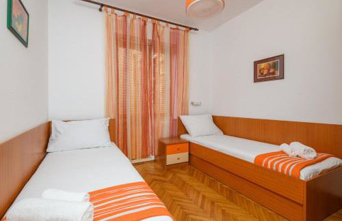 Apartment MARIO - veliki stan za odmor - terasa- vrt - bazen - pogled more, izoliran - Photo 15