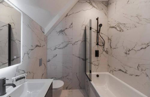 Luxury Penthouse - Castle Views - 2 Bed & Parking - By Tempstay - Photo 8