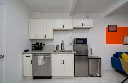 Heart of Houston - 8-BD 4-BA with Yard - Photo 6