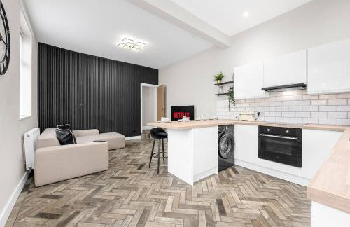 Modern 3 Bedroom house, short walk to train station and town centre, close to Manchester Airport and PLouise - Photo 19