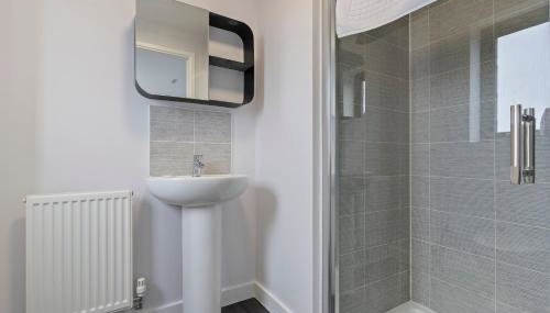 Exquisite 7 Bedroom 5 Bathroom House - Over 1900 sqft - Close to City Centre with Free Parking, Fast W-Fi and SmartTVs by Yoko Property - Foto 5, Shower