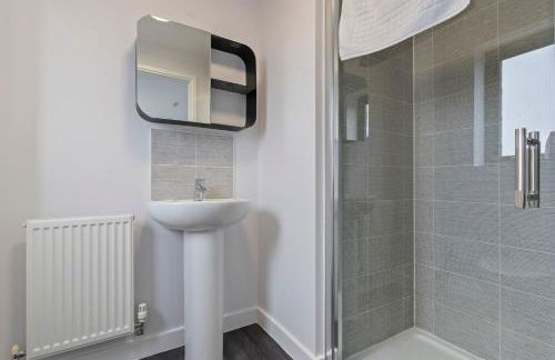 Exquisite 7 Bedroom 5 Bathroom House - Over 1900 sqft - Close to City Centre with Free Parking, Fast W-Fi and SmartTVs by Yoko Property - Foto 5