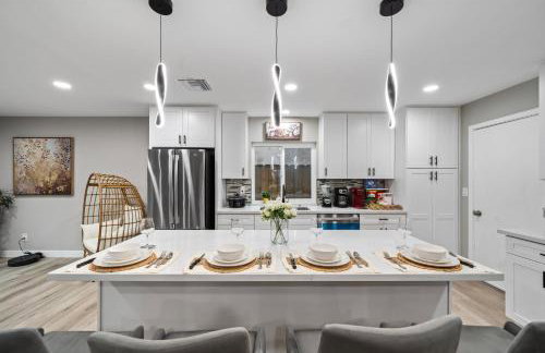 Entire Private Home with 3 Bedrooms 2 Bathrooms, Hot Tub, Garage, King Bed, Available Now - Foto 15