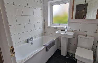 Riverside home. 3 bedroom. Free parking. 10 mins to Newcastle City Centre - Foto 6