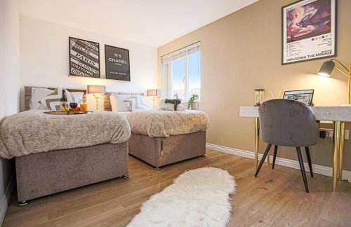 Luxury 5 Bedroom 3 Bathroom House - Smart TVs with Sky and Netflix, Super Fast WiFi, Free Parking by Yoko Property - Foto 26