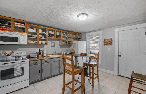 Cozy & Warm 2nd Flr Mid Term Rental - Photo 7